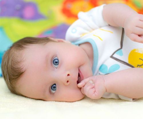 Un bebe acostado