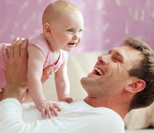 Padre jugando con bebe.