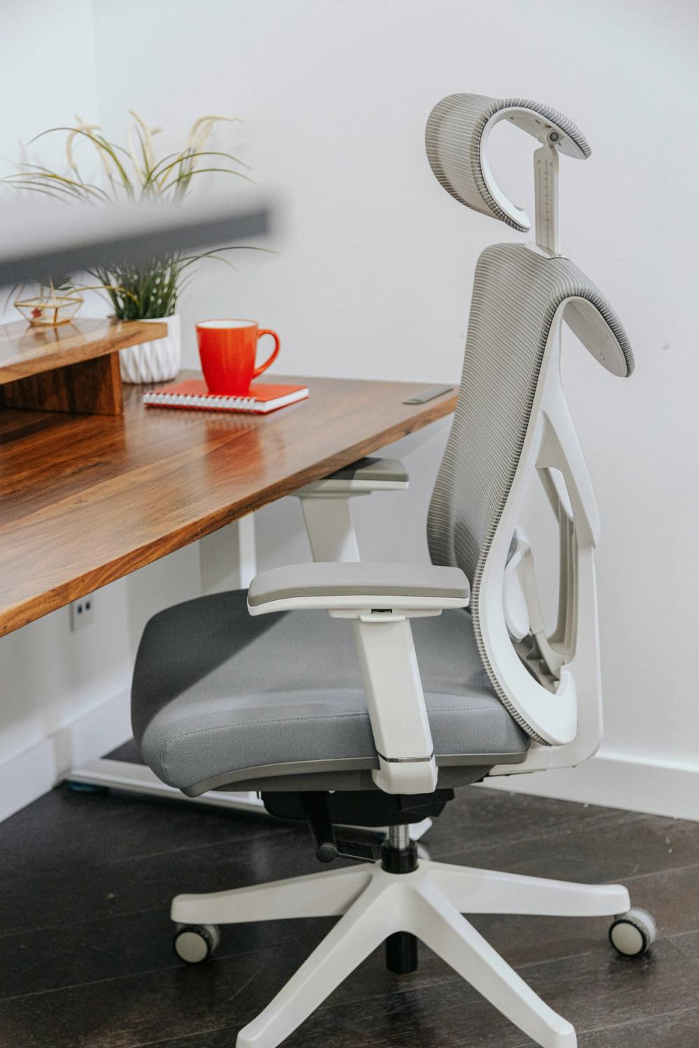 Sillas y escritorios ajustables para trabajar desde casa: qué mirar antes de comprar