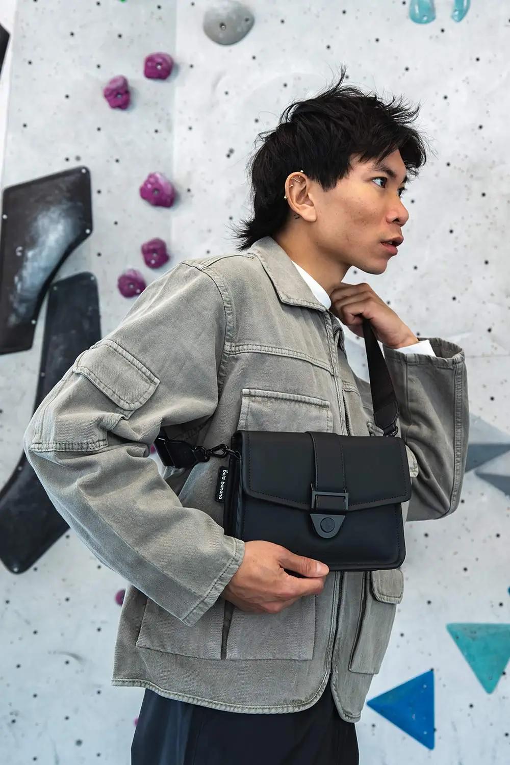 Jongen met een zwarte Crossboddy