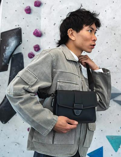 Jongen met een zwarte Crossboddy