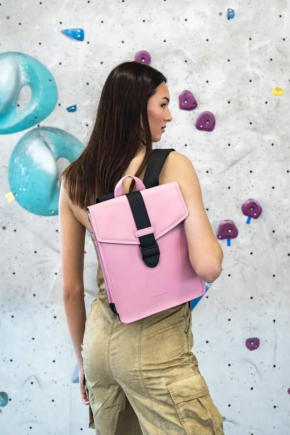 vrouw met een roze tas op de rug