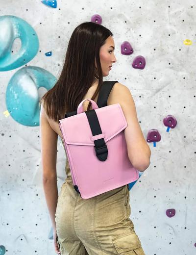 vrouw met een roze tas op de rug