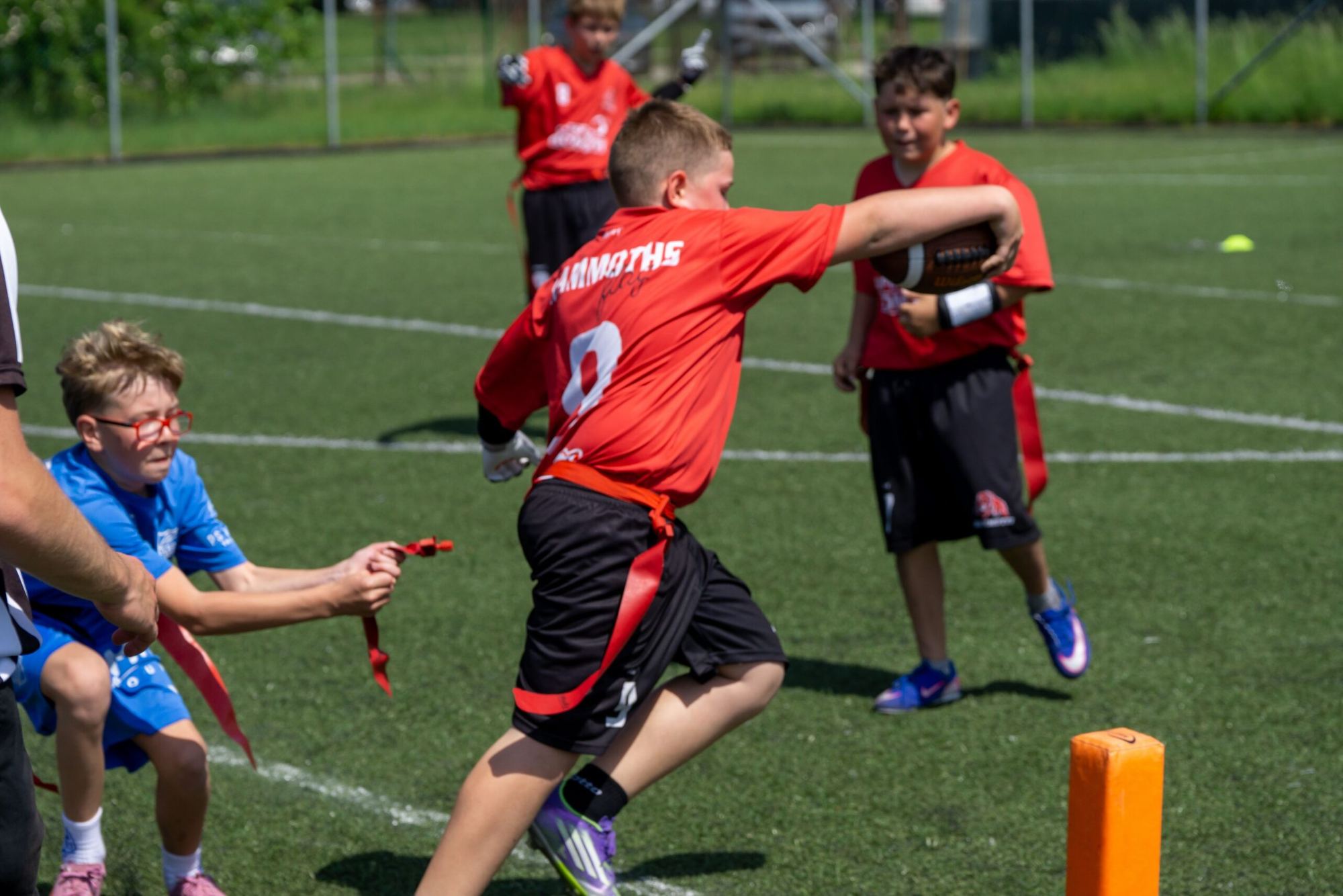 Hráč U12 Mammoths utíká s míčem