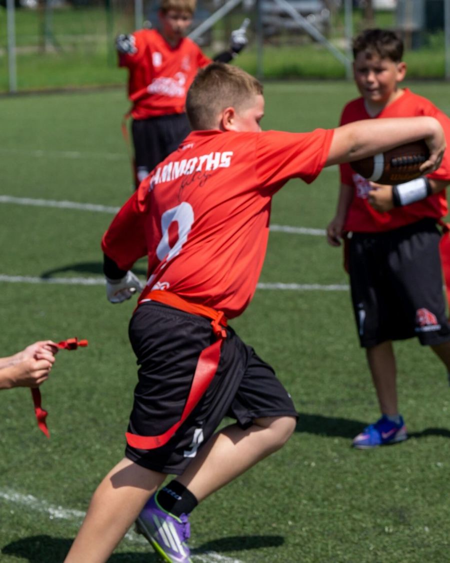 Hráč U12 Mammoths utíká s míčem