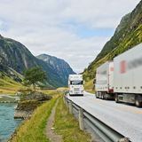 Lastebiler på norske veier omkranset av fjell.