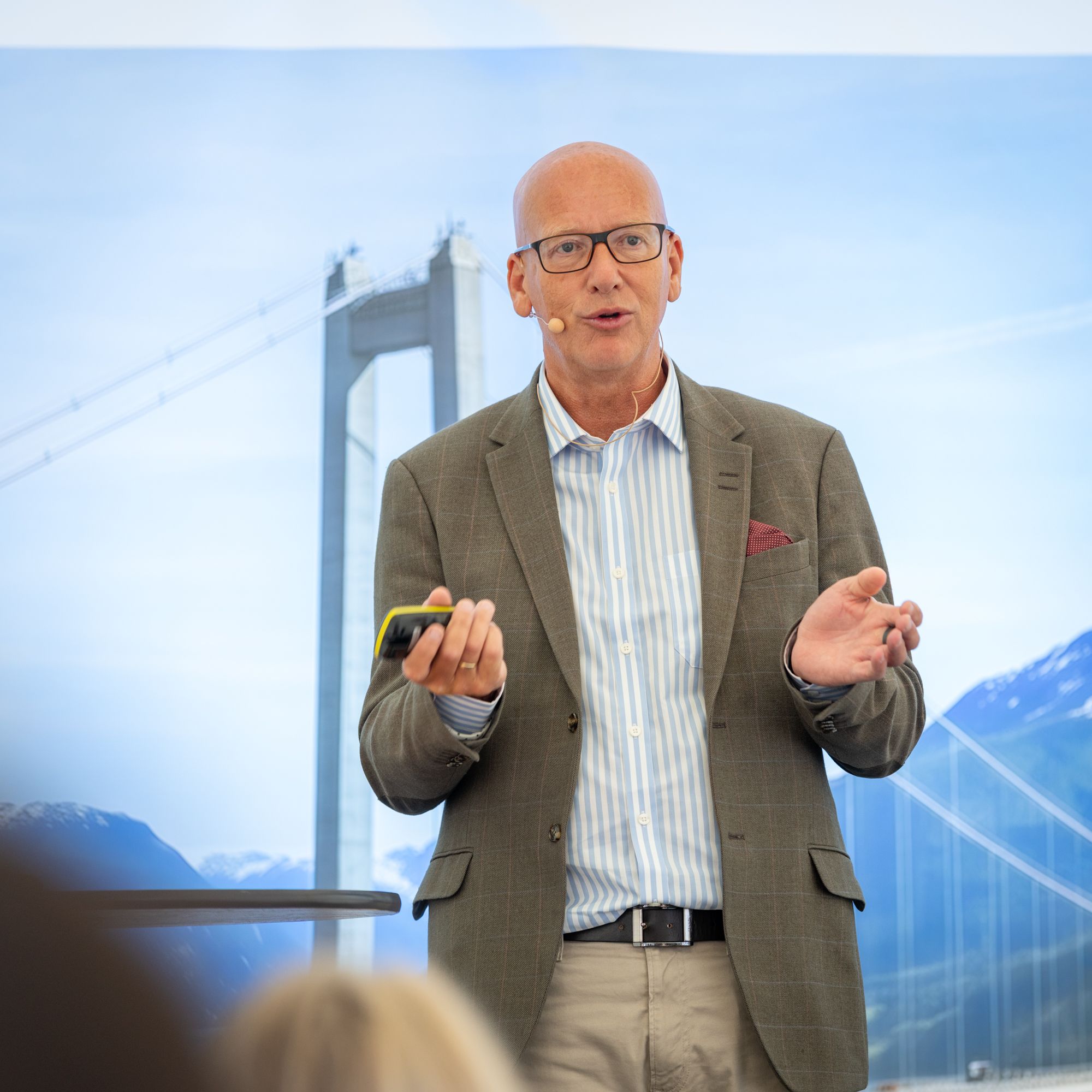 OFVs direktør Geir Inge Stokke på scenen i Samferdselsteltet 2026.