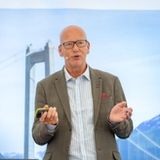 OFVs direktør Geir Inge Stokke på scenen i Samferdselsteltet 2026.
