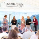 Samferdselsminister Kamzy Gunaratnam på scenen i Samferdselsteltet august 2026, sammen med blant andre Siri Hov Eggen og Torill Eidsheim fra OFV.