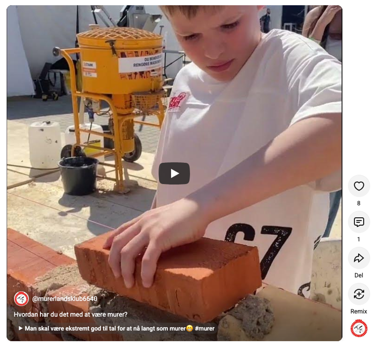 Ivrig dreng prøver at lægge mursten på Roskilde Dyrskue.