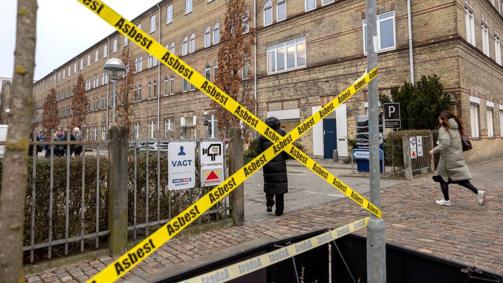 Bygherre og de projektansvarlige vidste, der var asbest i den gamle fabriksbygning Tobakken i Aalborg, men lod alligevel håndværkere arbejde videre.