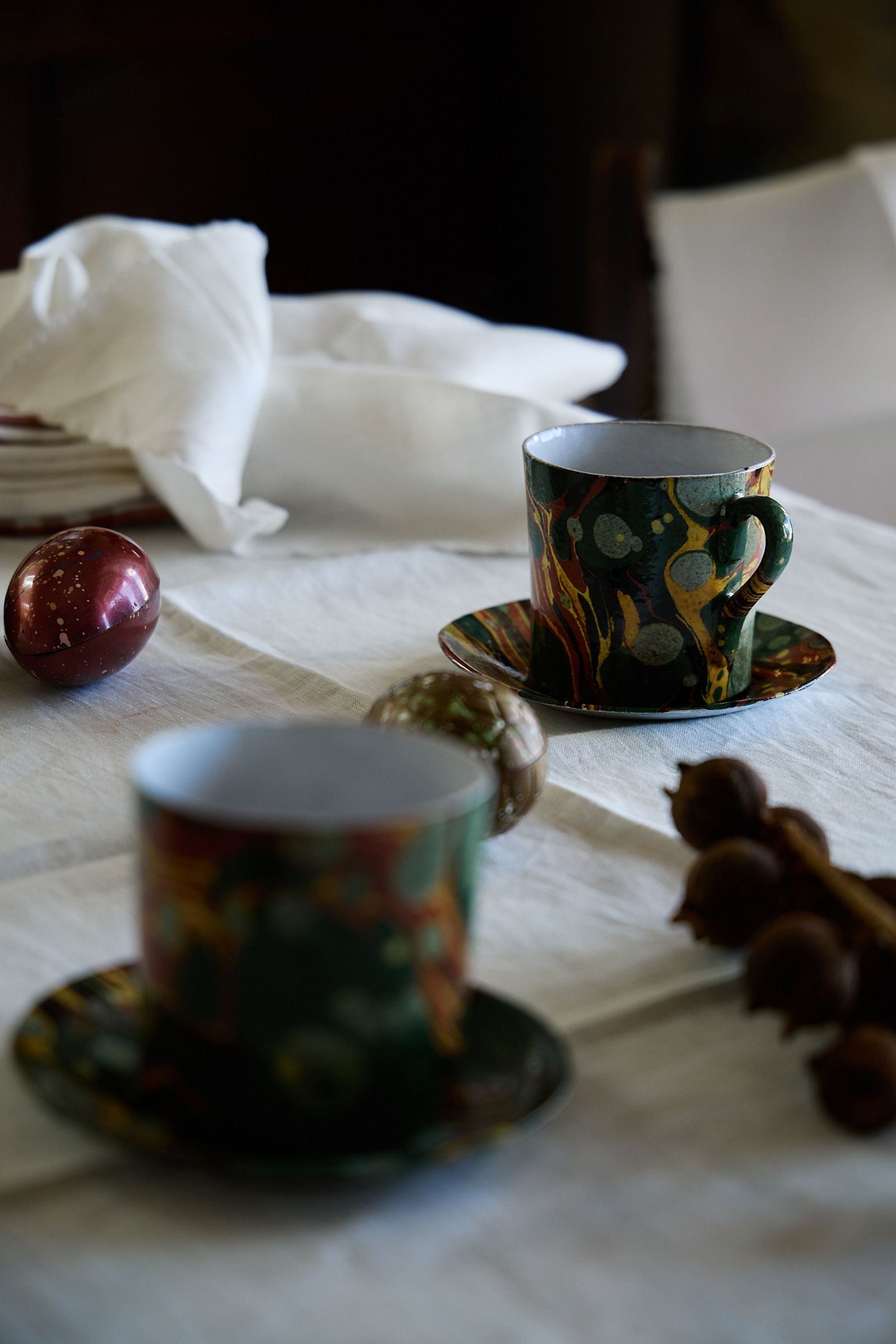 marbled cups white napkins and easter eggs on the dining table 