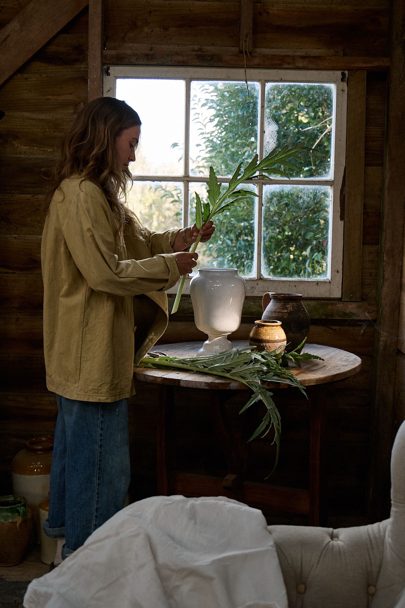 Aila starts to build a vase arrangement in her flower barn