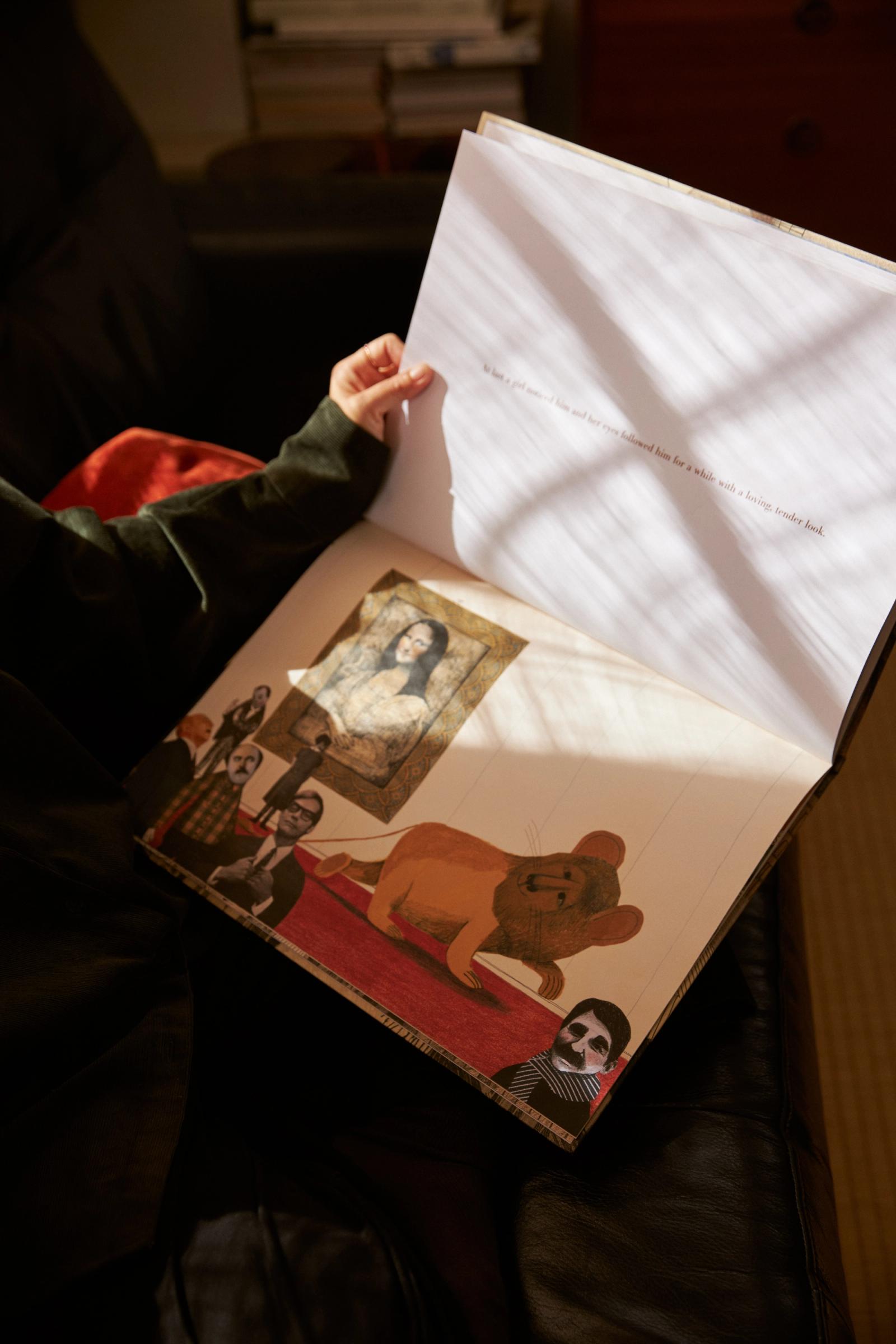 a drawing of the Mona Lisa features in The Lion in Paris book