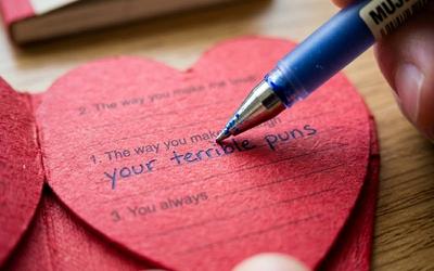 12 Meaningful Romantic Relationship Gifts for Couples to Celebrate Their Story