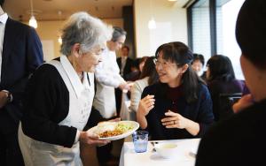 「注文 を まちがえる 料理店」 に 行ってみよう