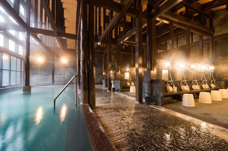 Make use of the wash areas before hopping into the main baths