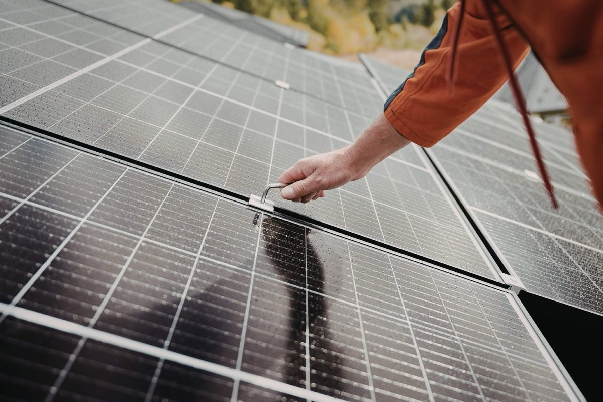 Ouvrier panneaux solaires
