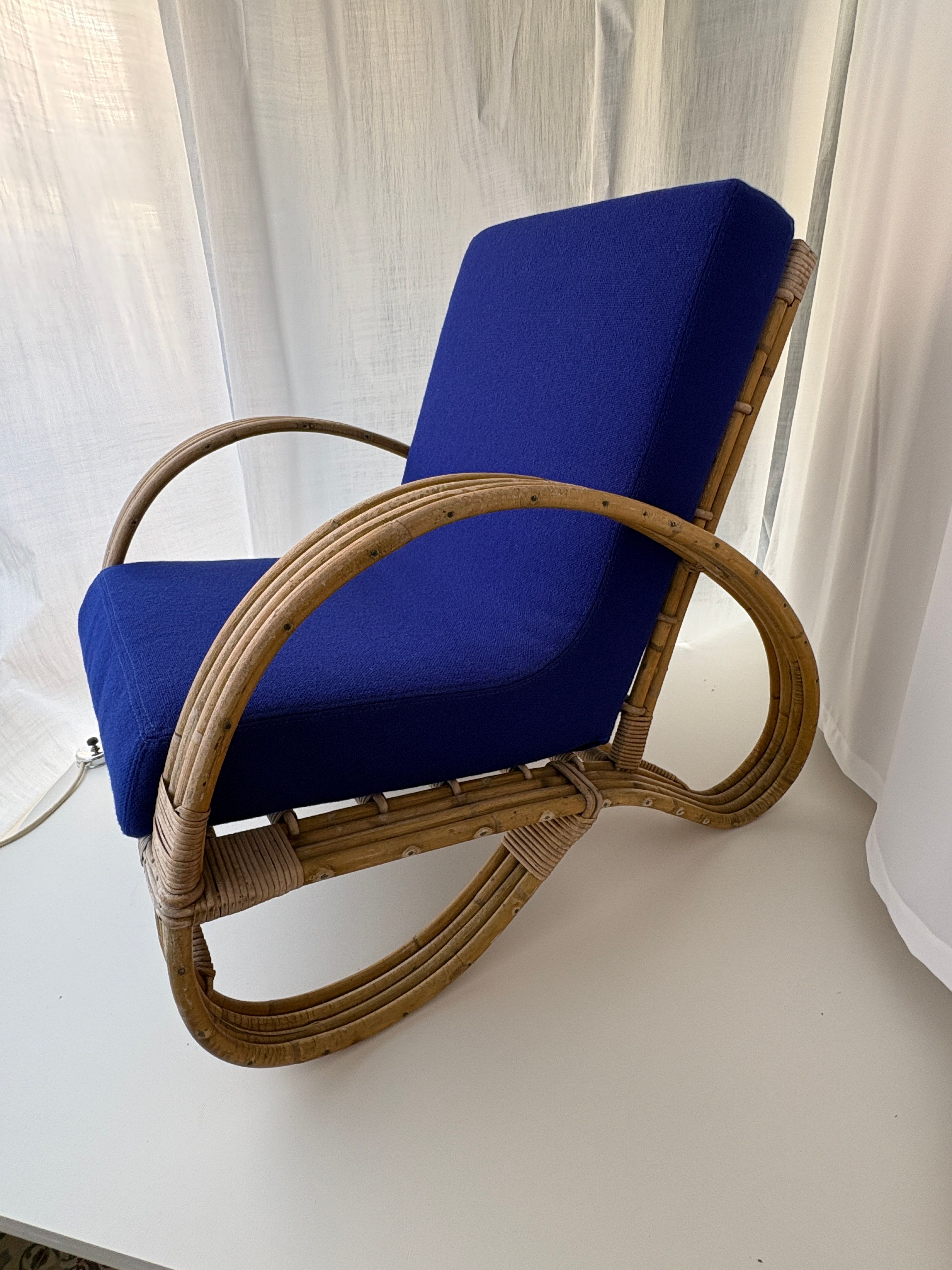 Rotan zetel met helblauwe kvadrat zetelstof