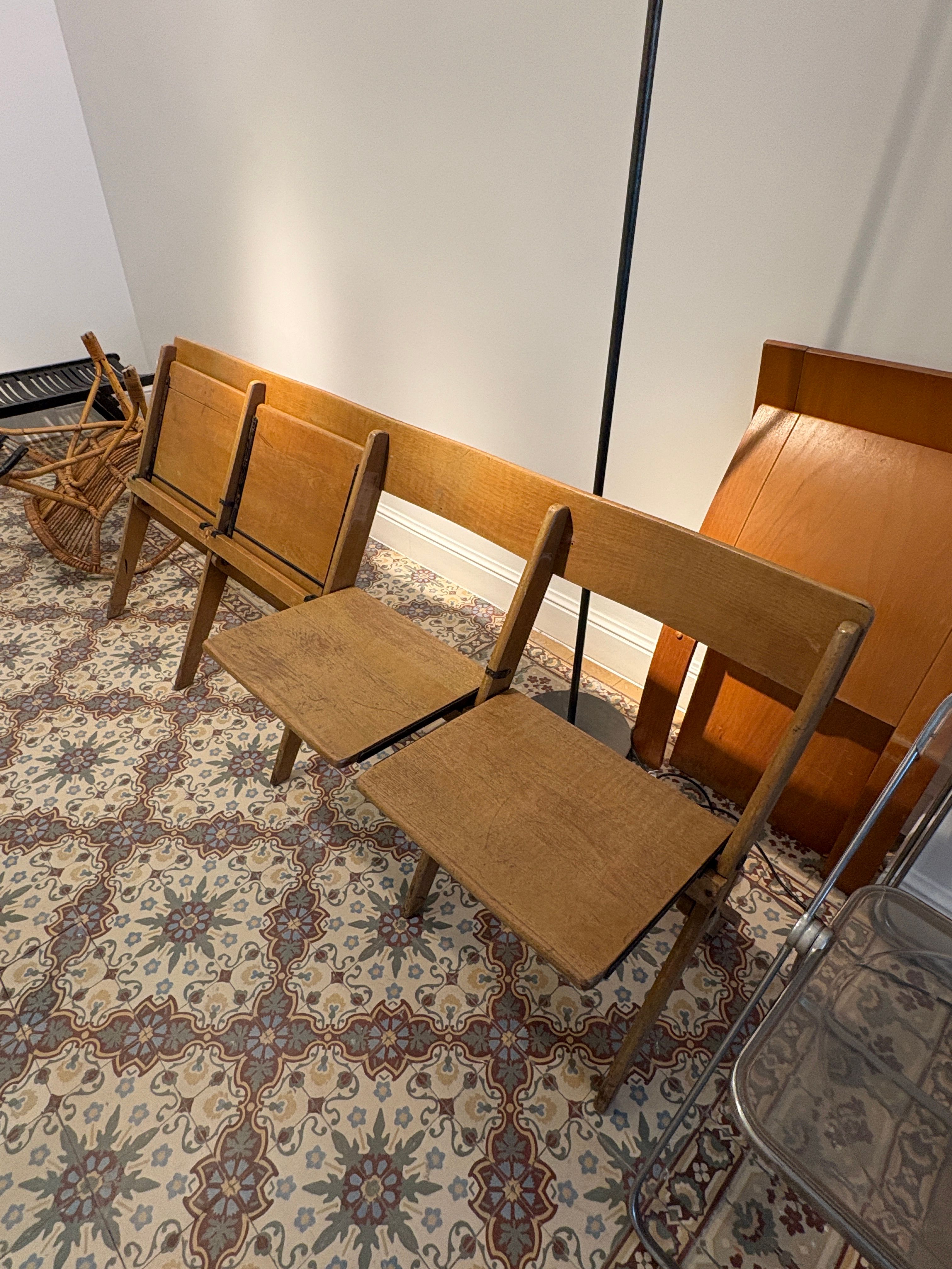 Theater setting: tegen muur neemt het weinig plaats in.