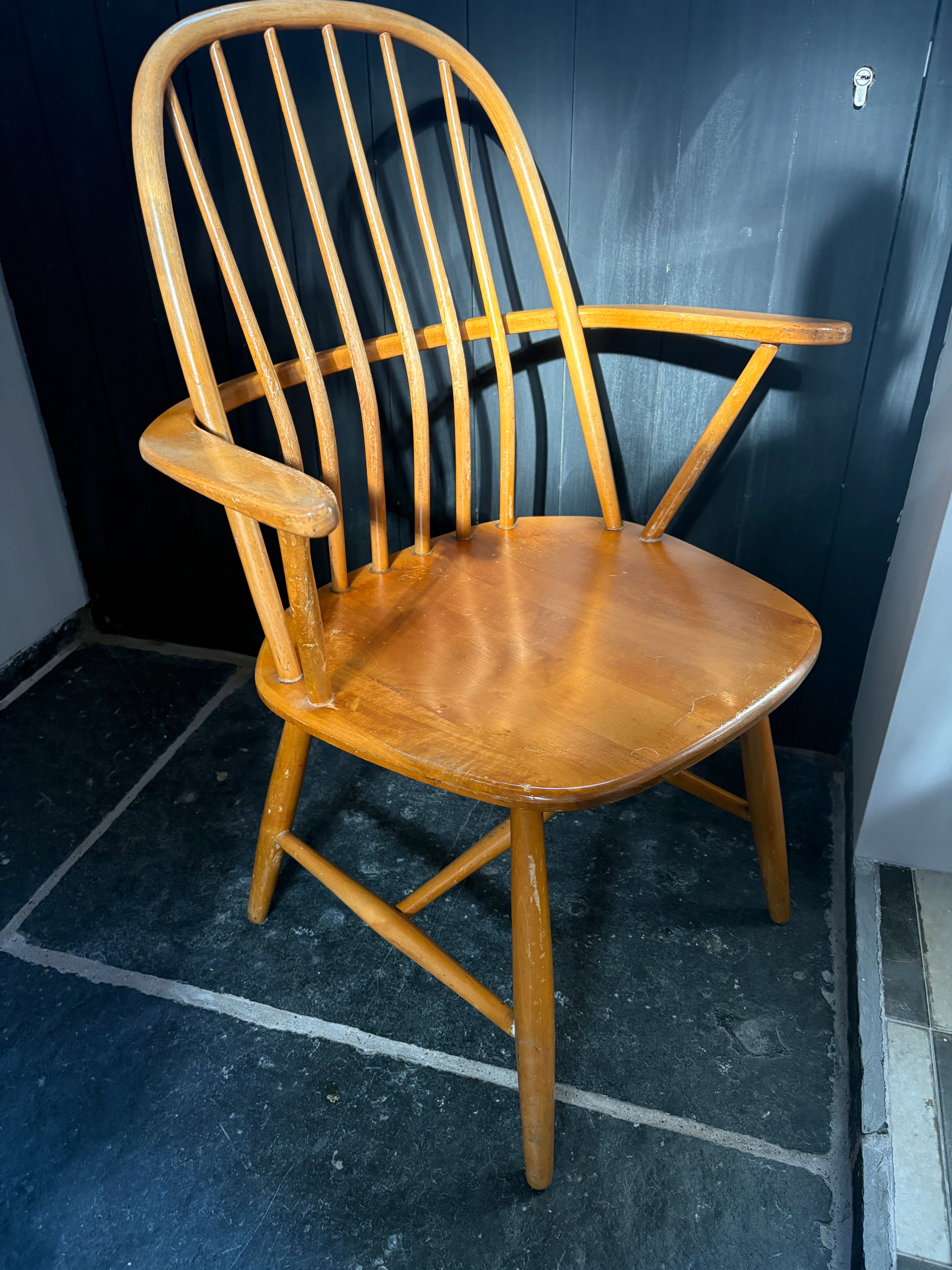 Stoel met lattenleuning en armleuning — foto 3