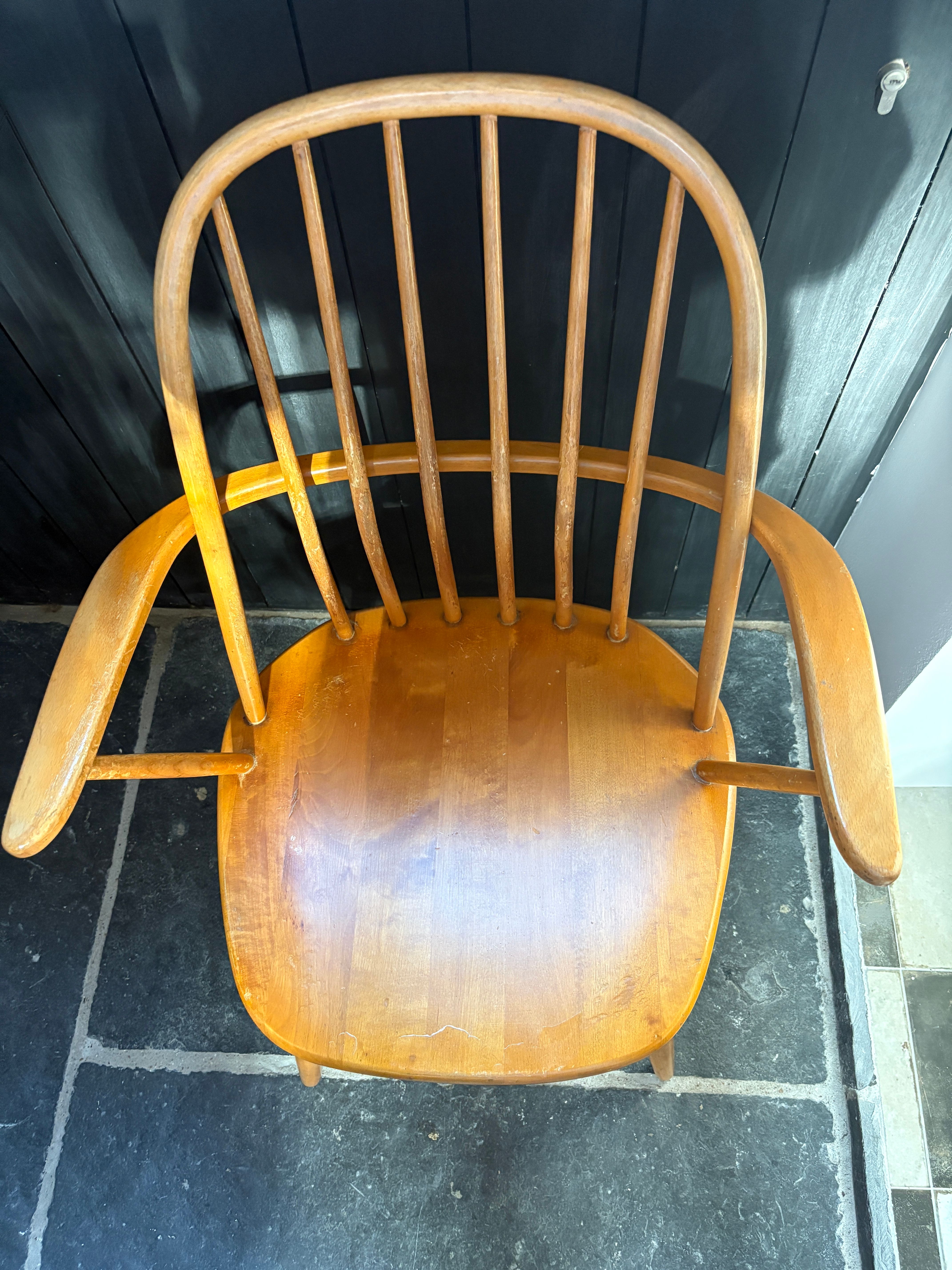 Stoel met lattenleuning en armleuning — foto 1