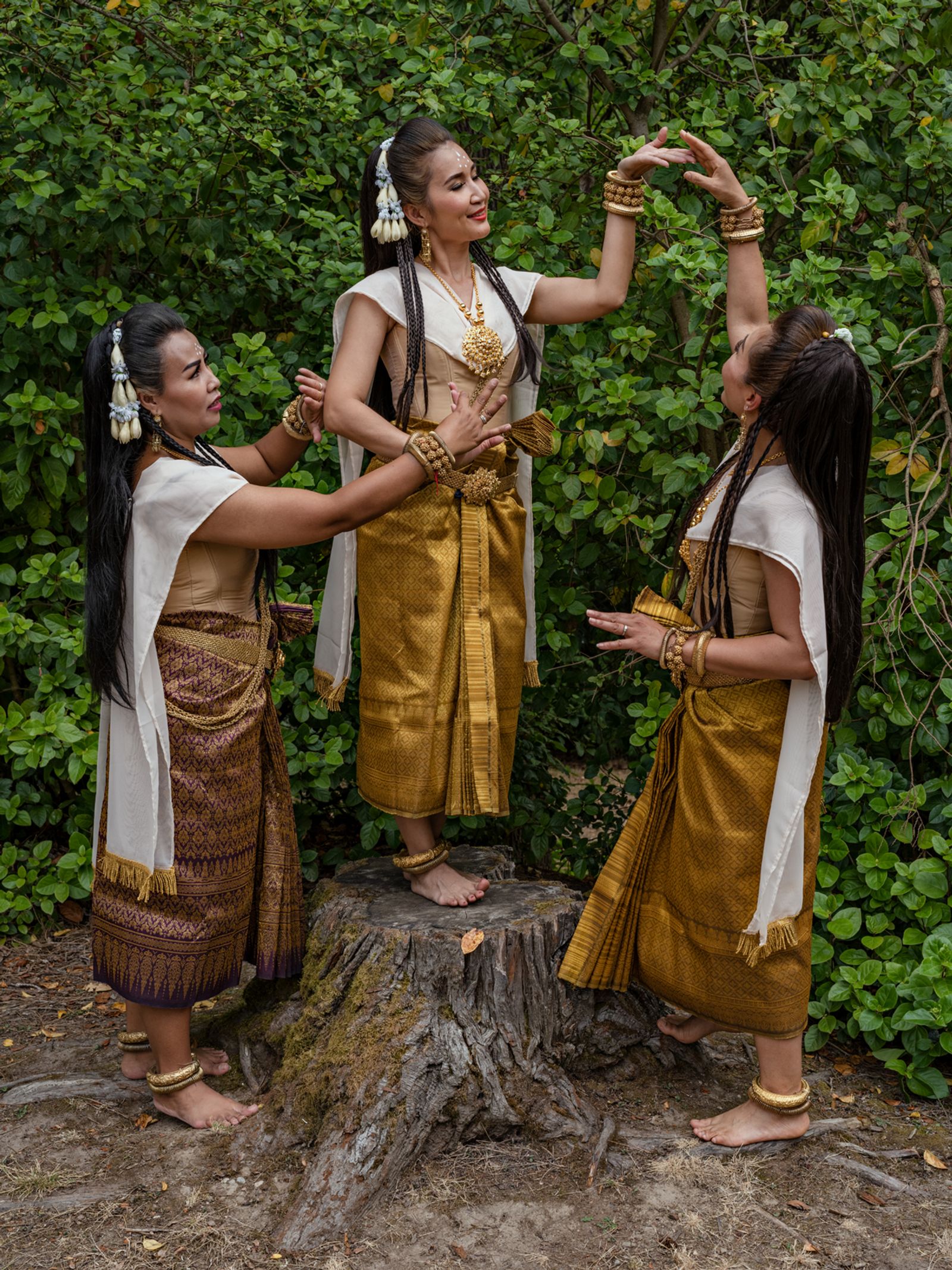 Youpha Yaung, Maly Sor, and Somalin Thach prepare for the Moon Dance, Washington 2019