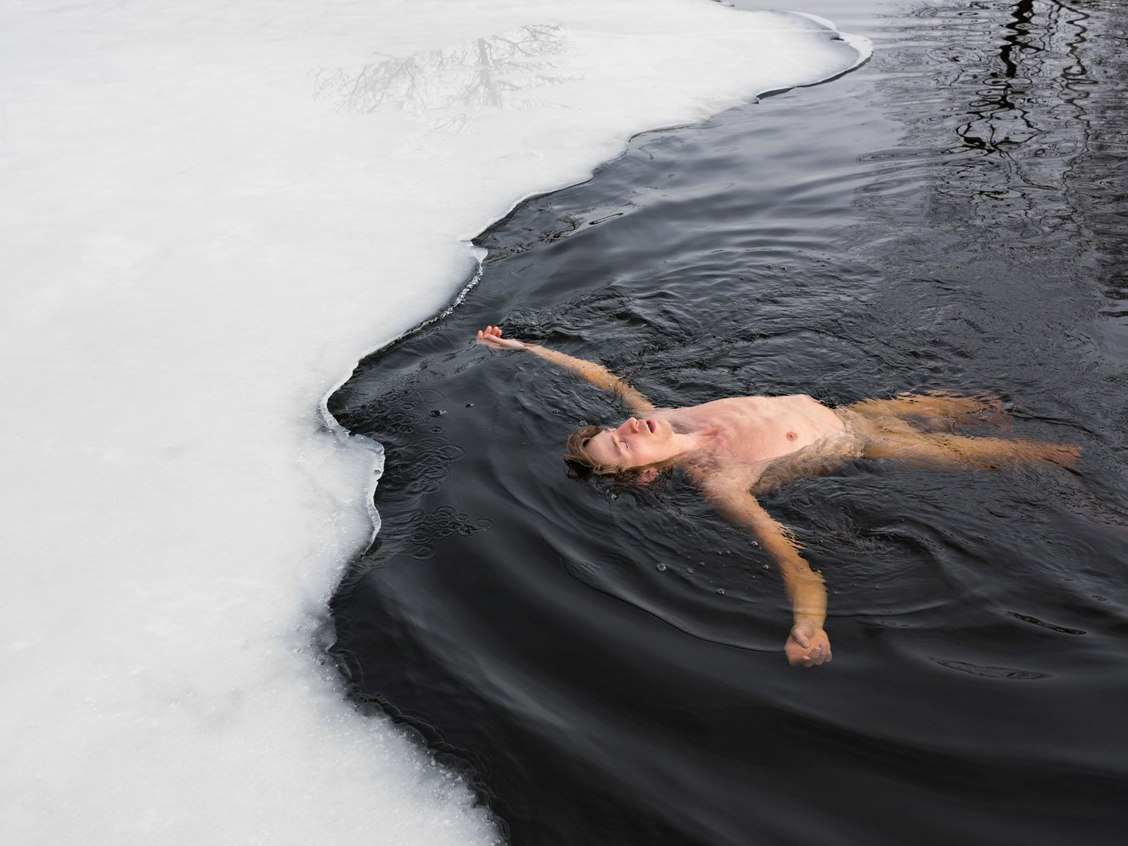 Josh Winter Bathing, Sweden 2015