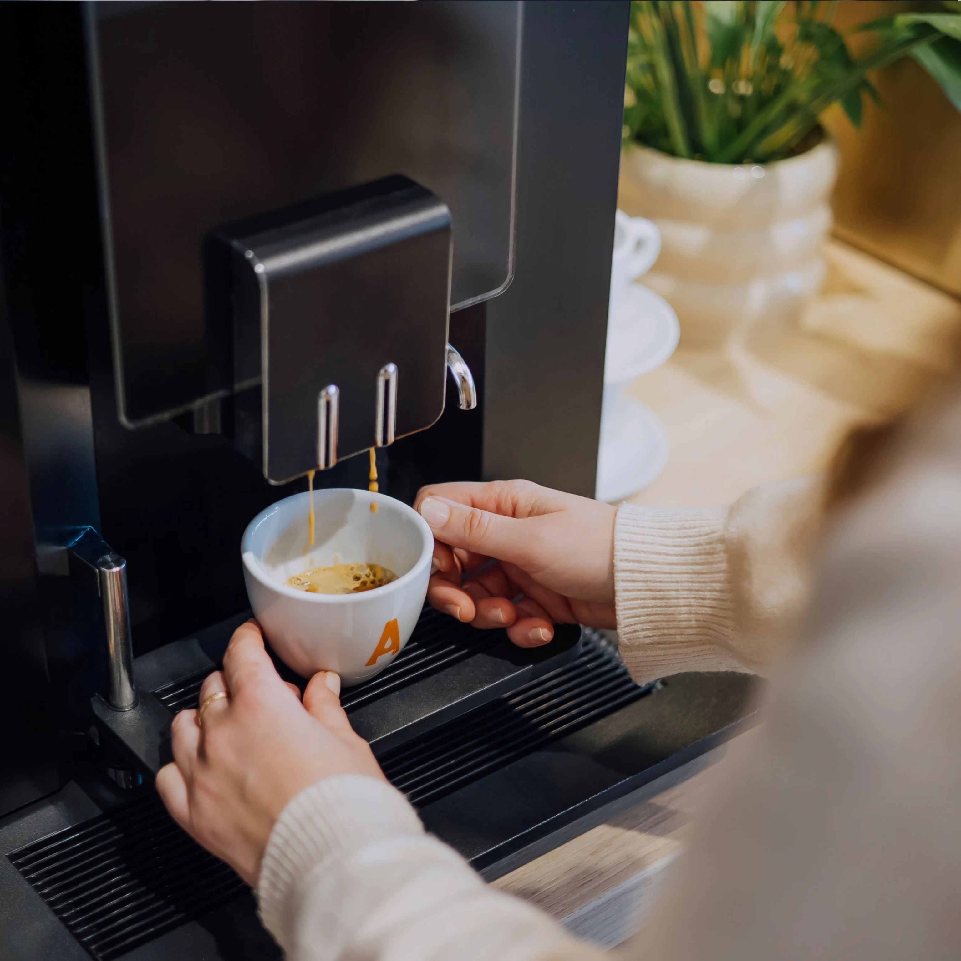 Du café coule dans une tasse