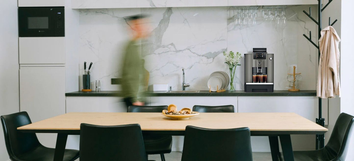 Machine à café raccordée à l’eau vs réservoir : quelle solution choisir ?