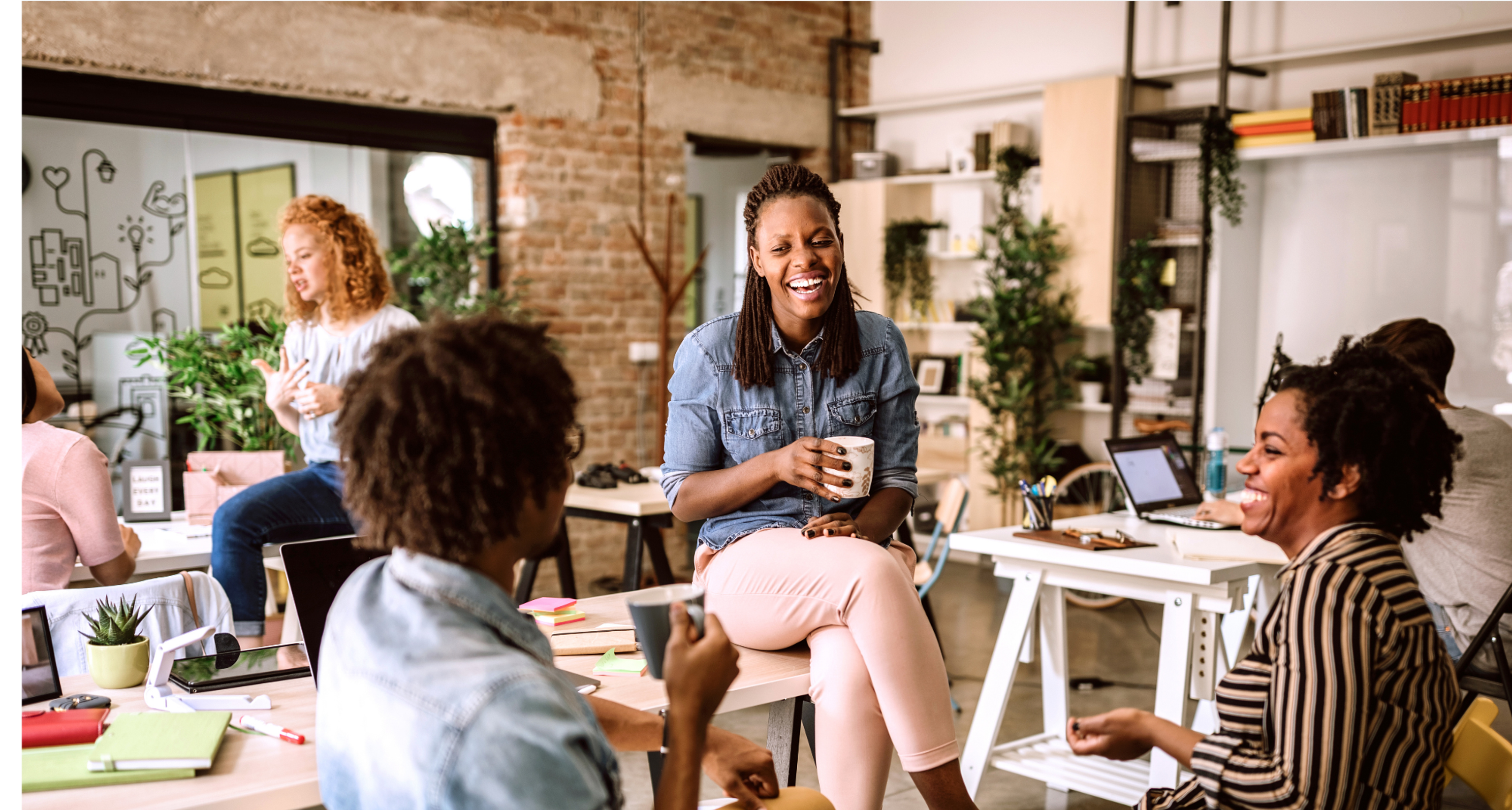 Collègues souriants à la pause-café