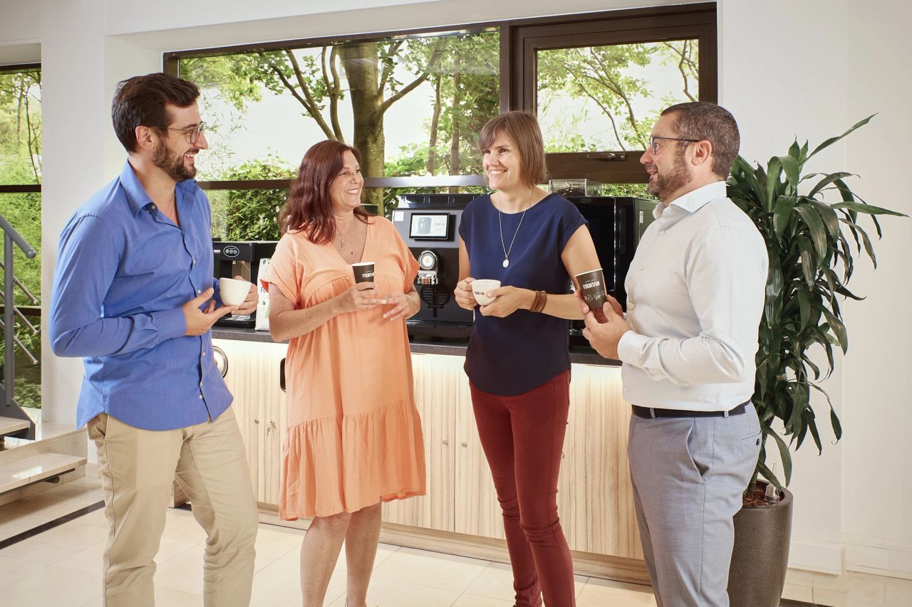 Un groupe de collègues prend une pause café