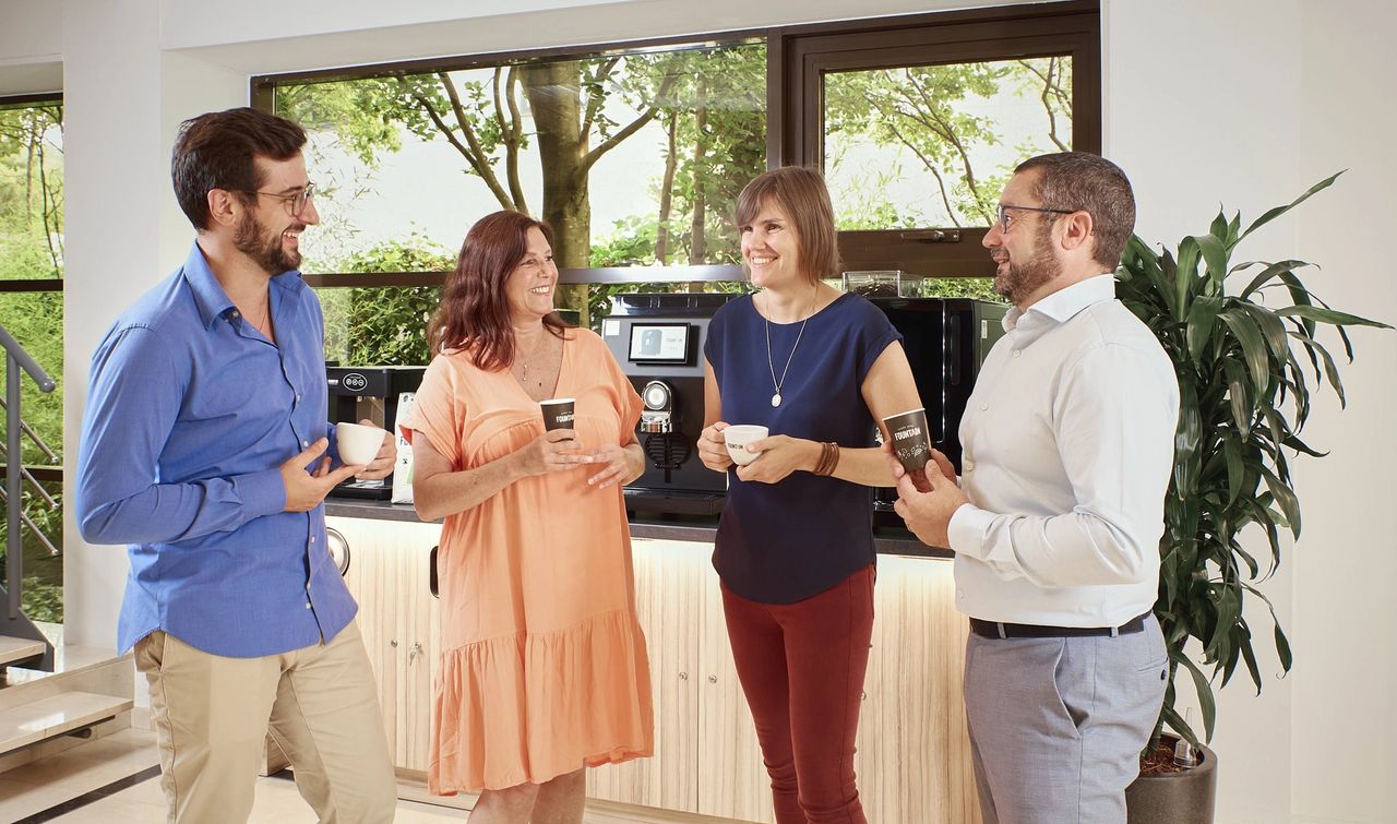 Un groupe de collègues prend une pause café