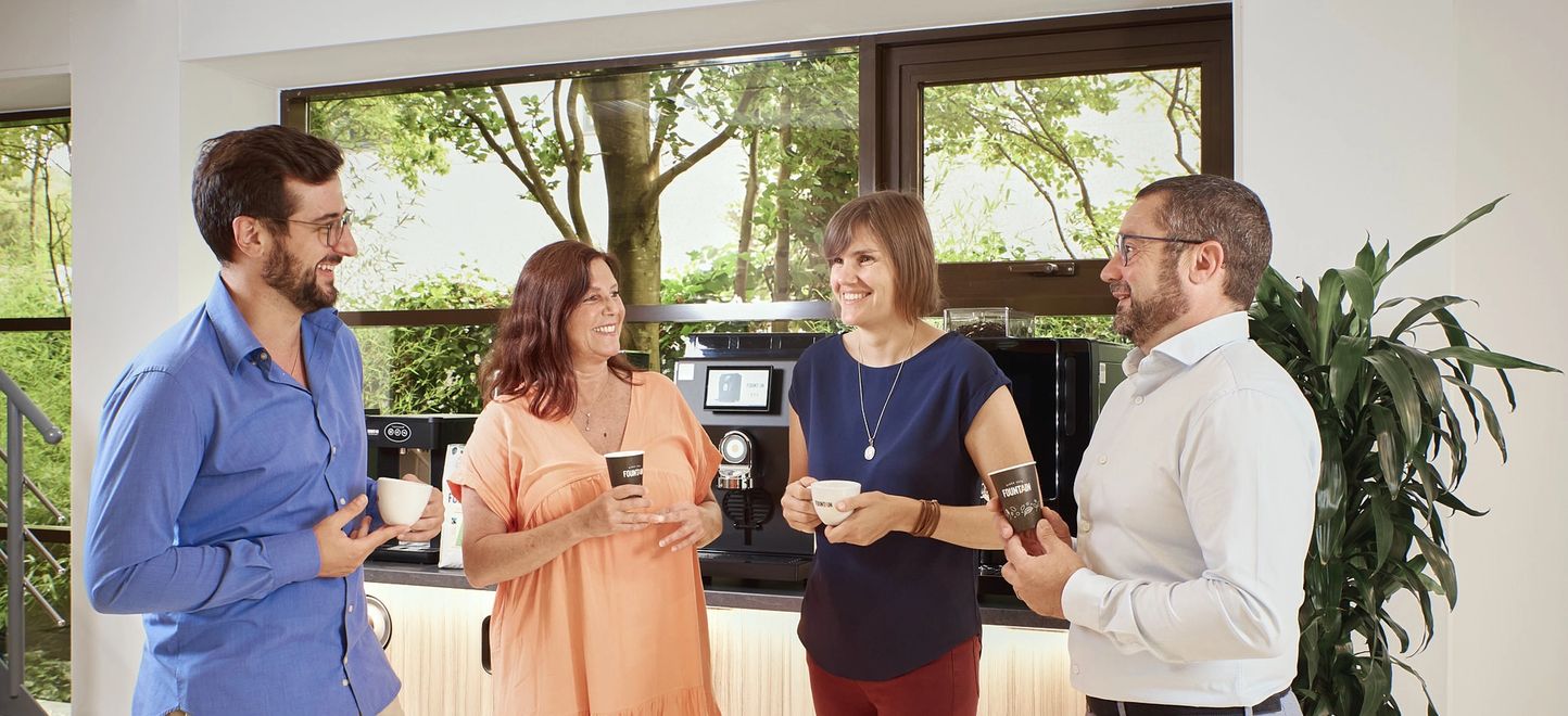 Un groupe de collègues prend une pause café