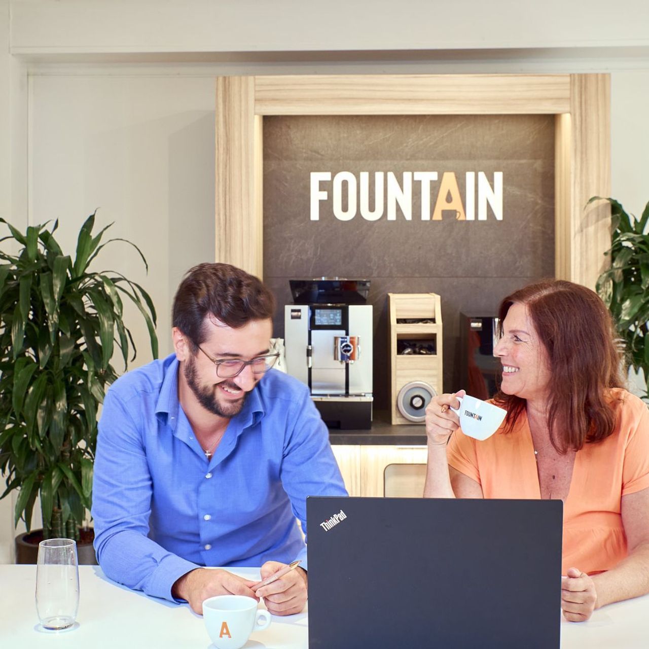 Un groupe de collègues prend une pause café