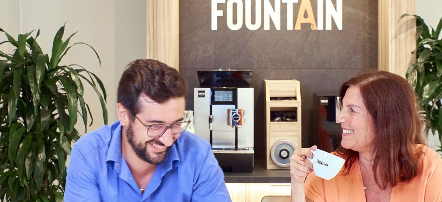 Un groupe de collègues prend une pause café