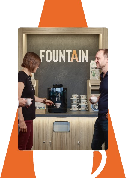 Des collègues prennent un café