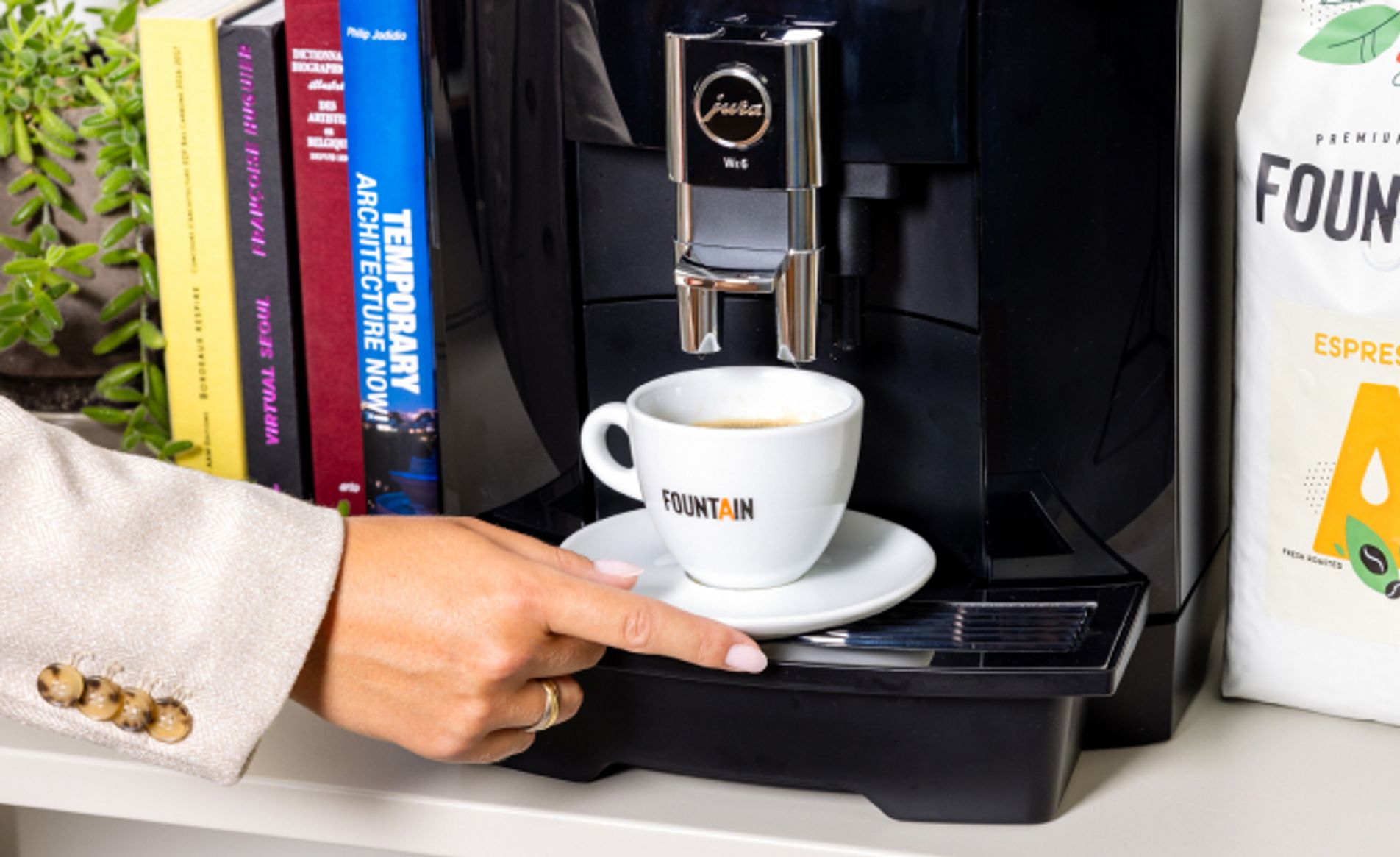 Une personne se sert un café