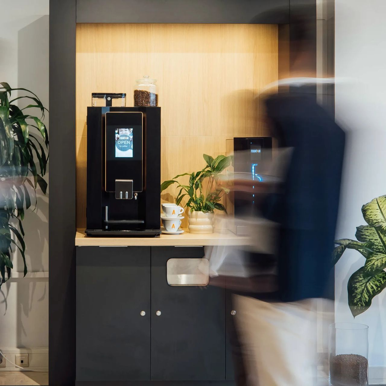Une machine à café intégrée dans un espace café