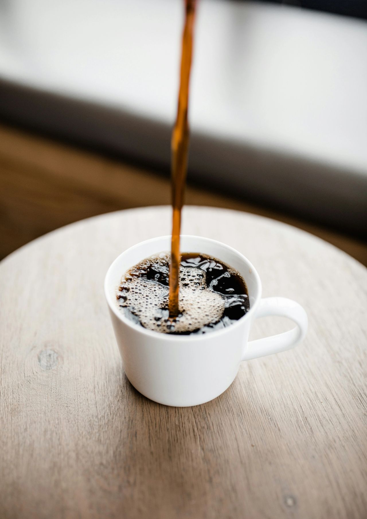 Du café est versé dans une tasse