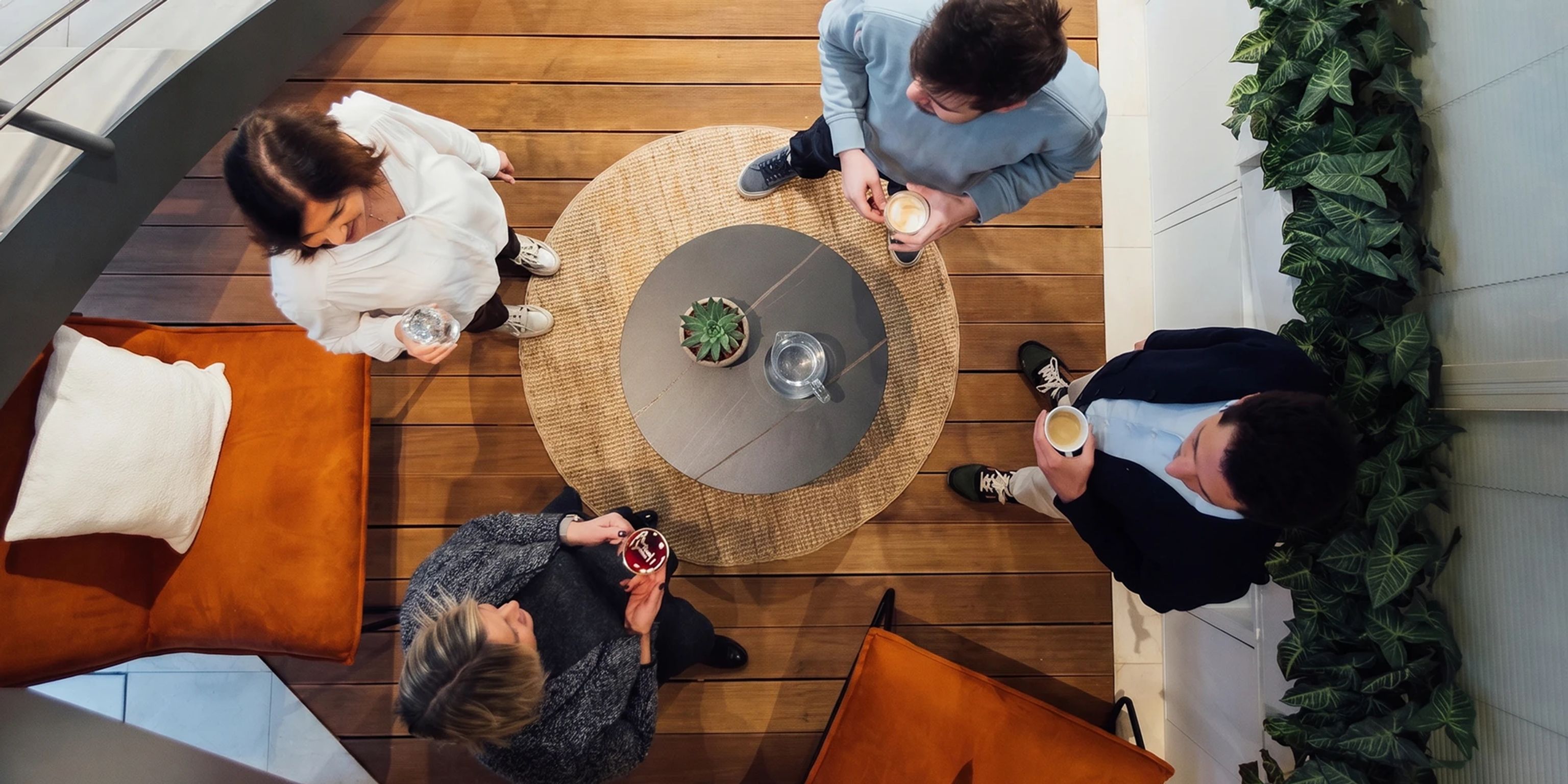 groupe d'individus qui discutent autour d'un café