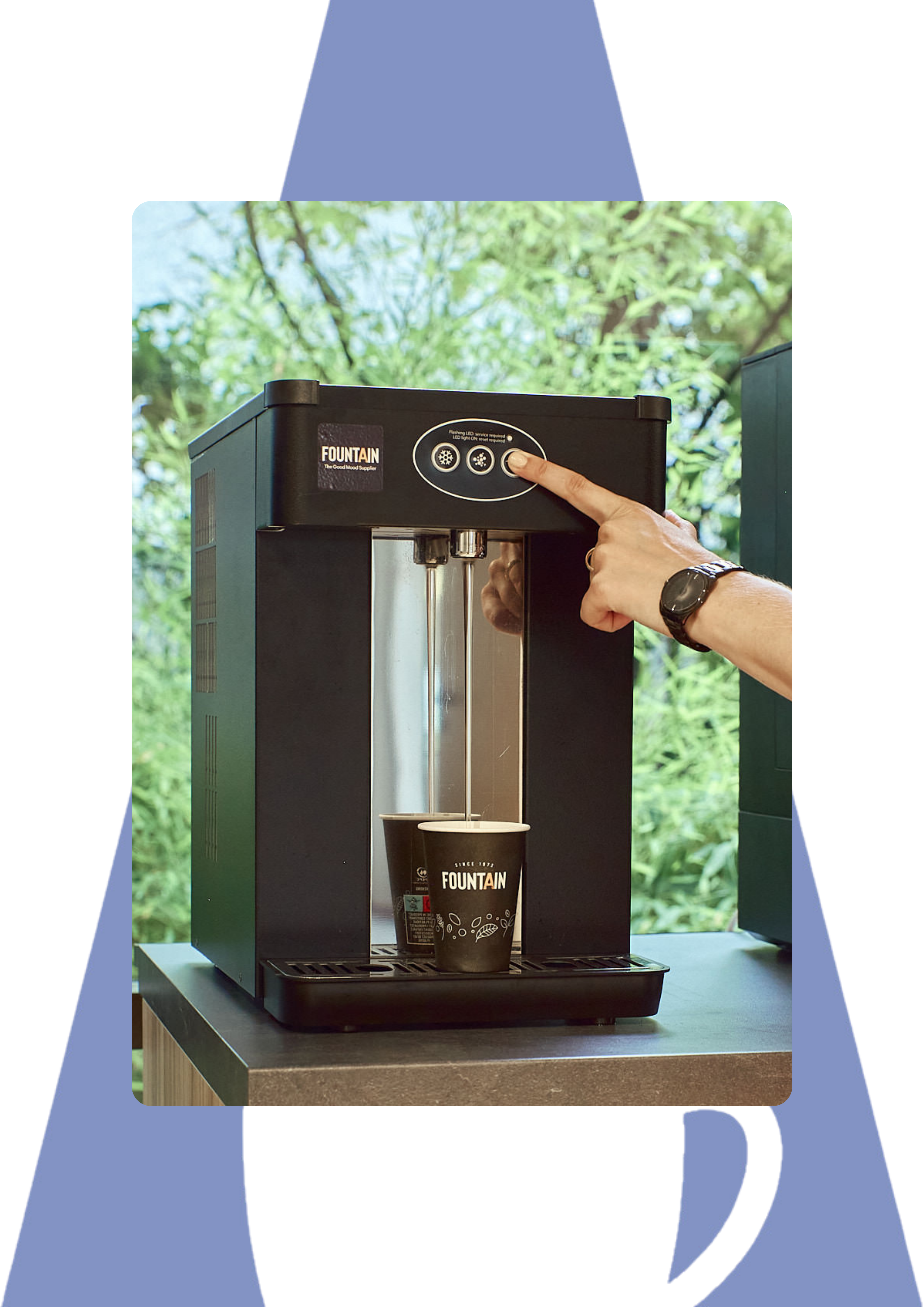 Une personne prend un verre d'eau