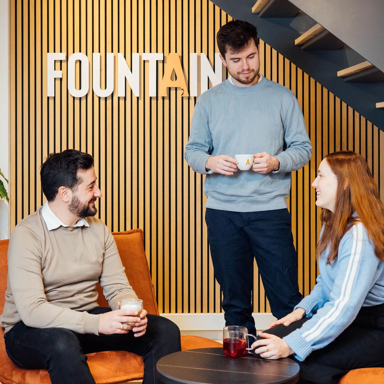 Deux personnes travaillent près d'un coin café