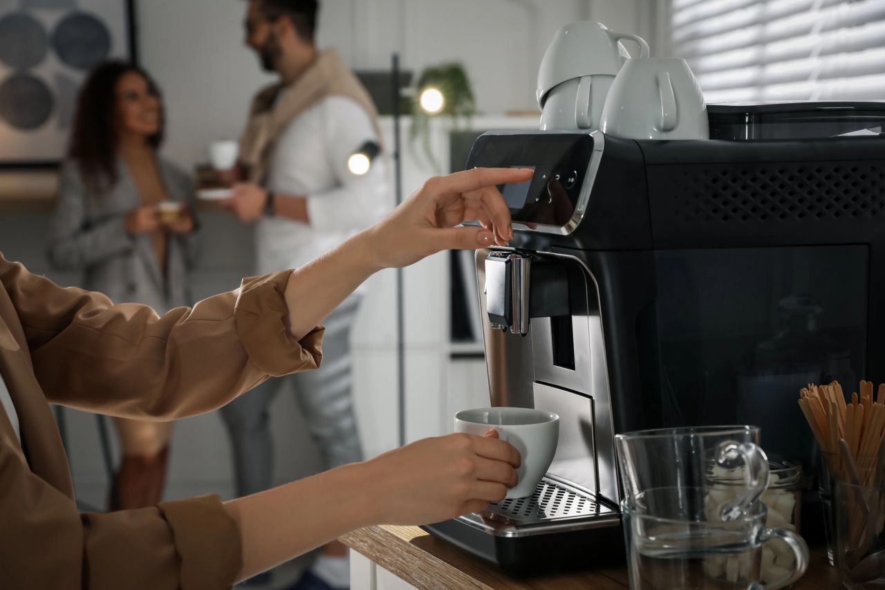 Une personne se sert un café