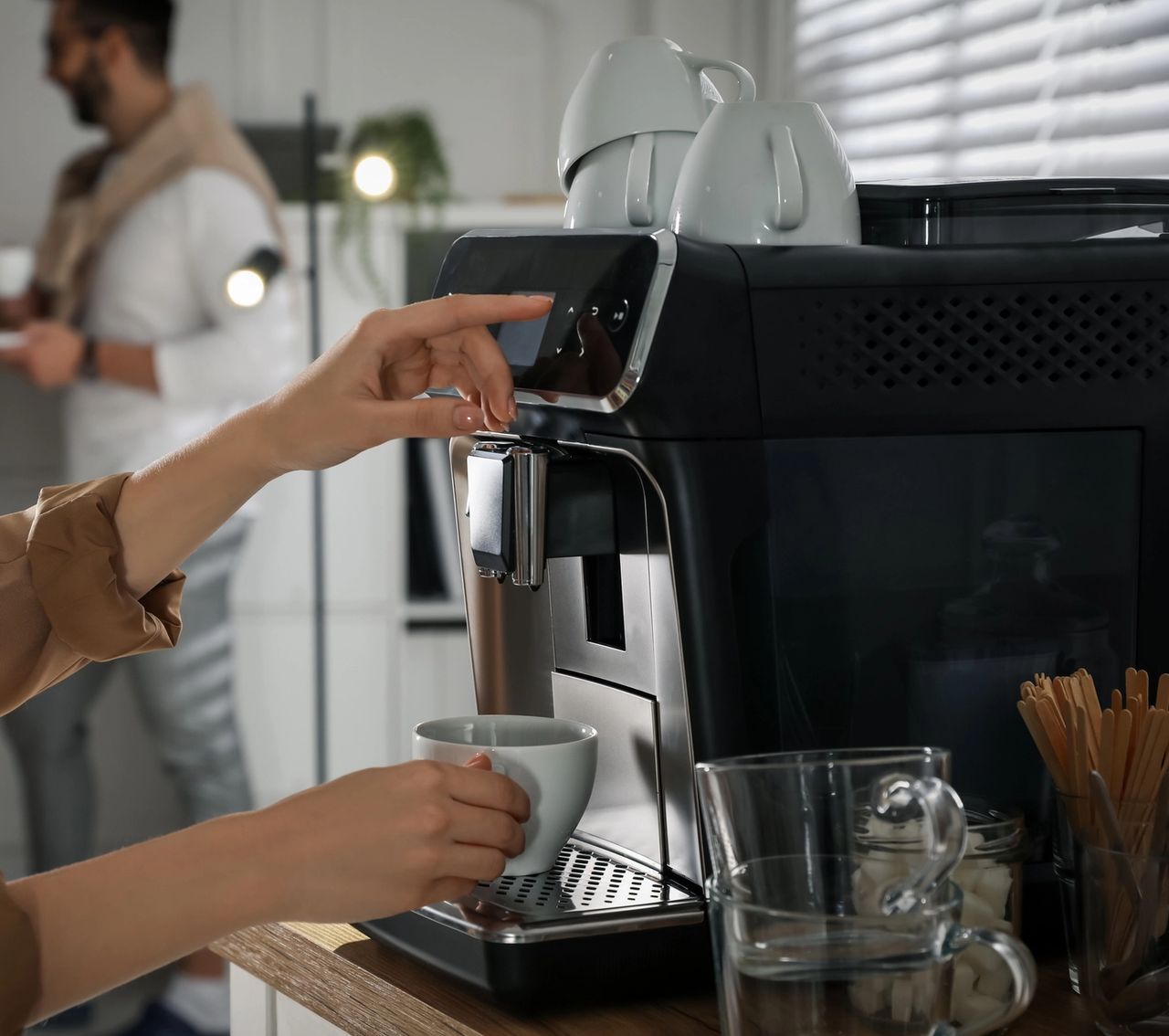 Une personne se sert un cafe