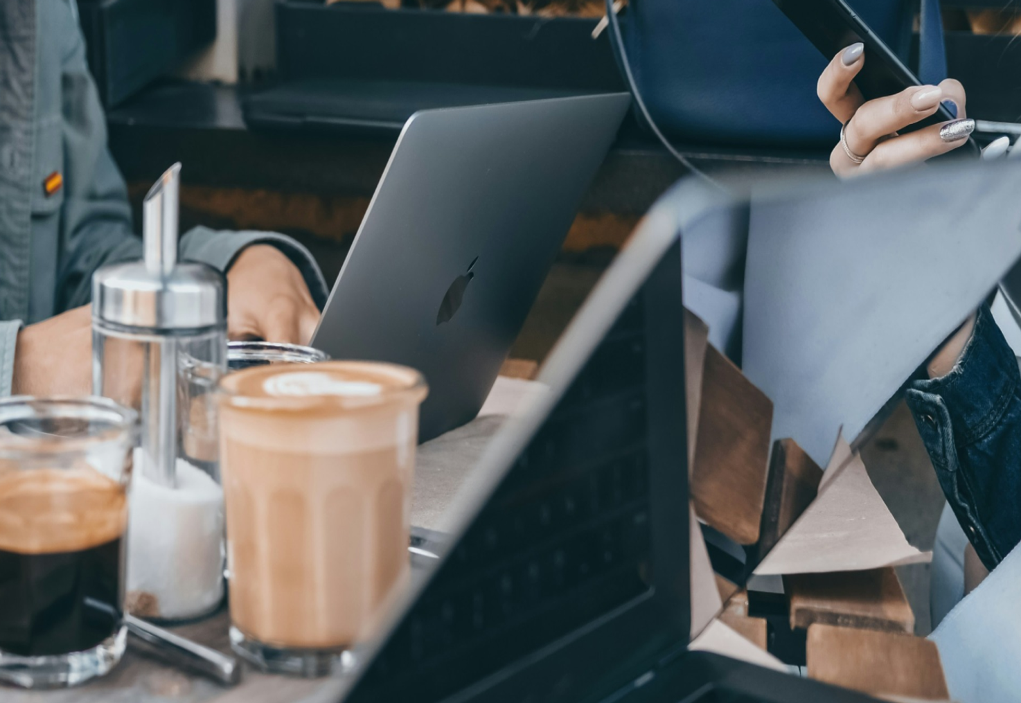 Une personne travaille avec un café