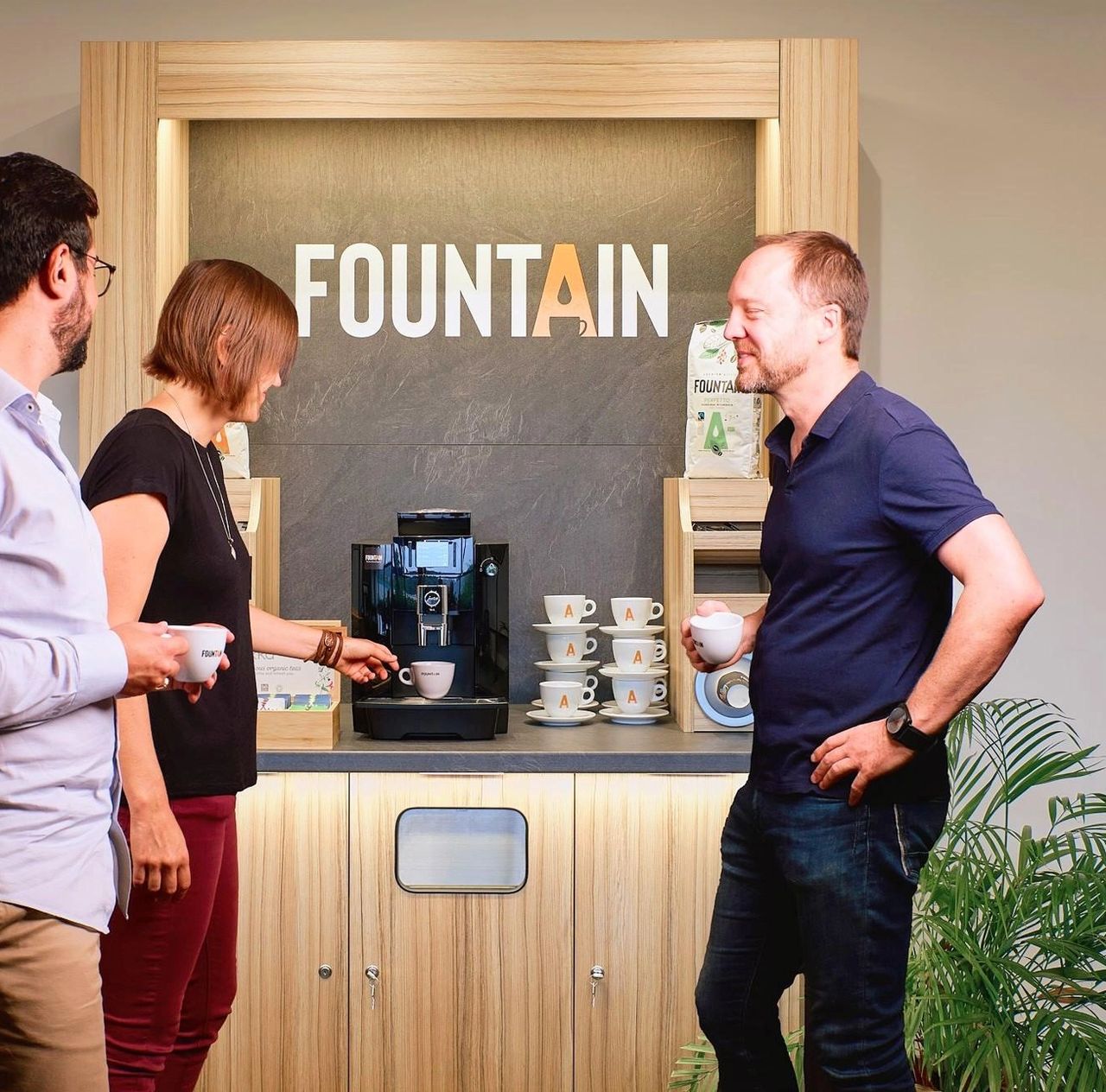 trois collègues boivent du café