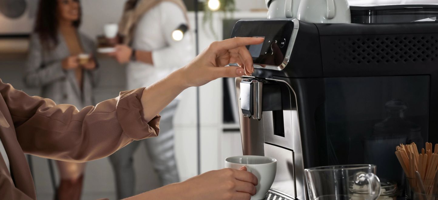 Un groupe de collègues prend une pause café