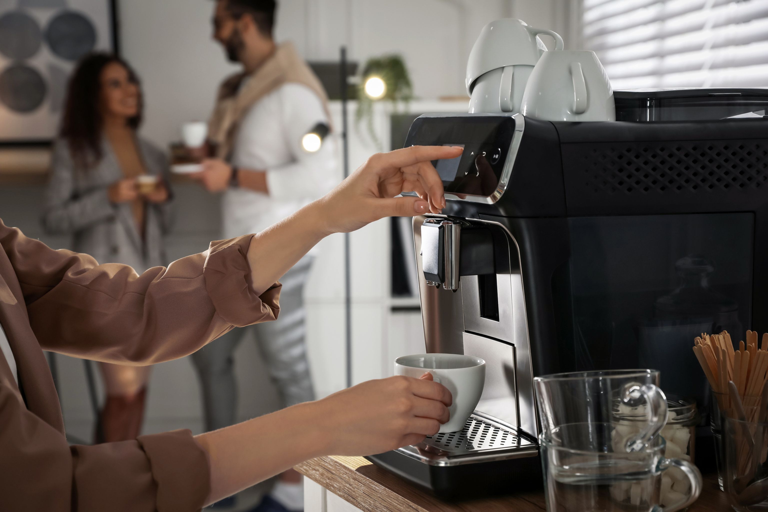 Un groupe de collègues prend une pause café