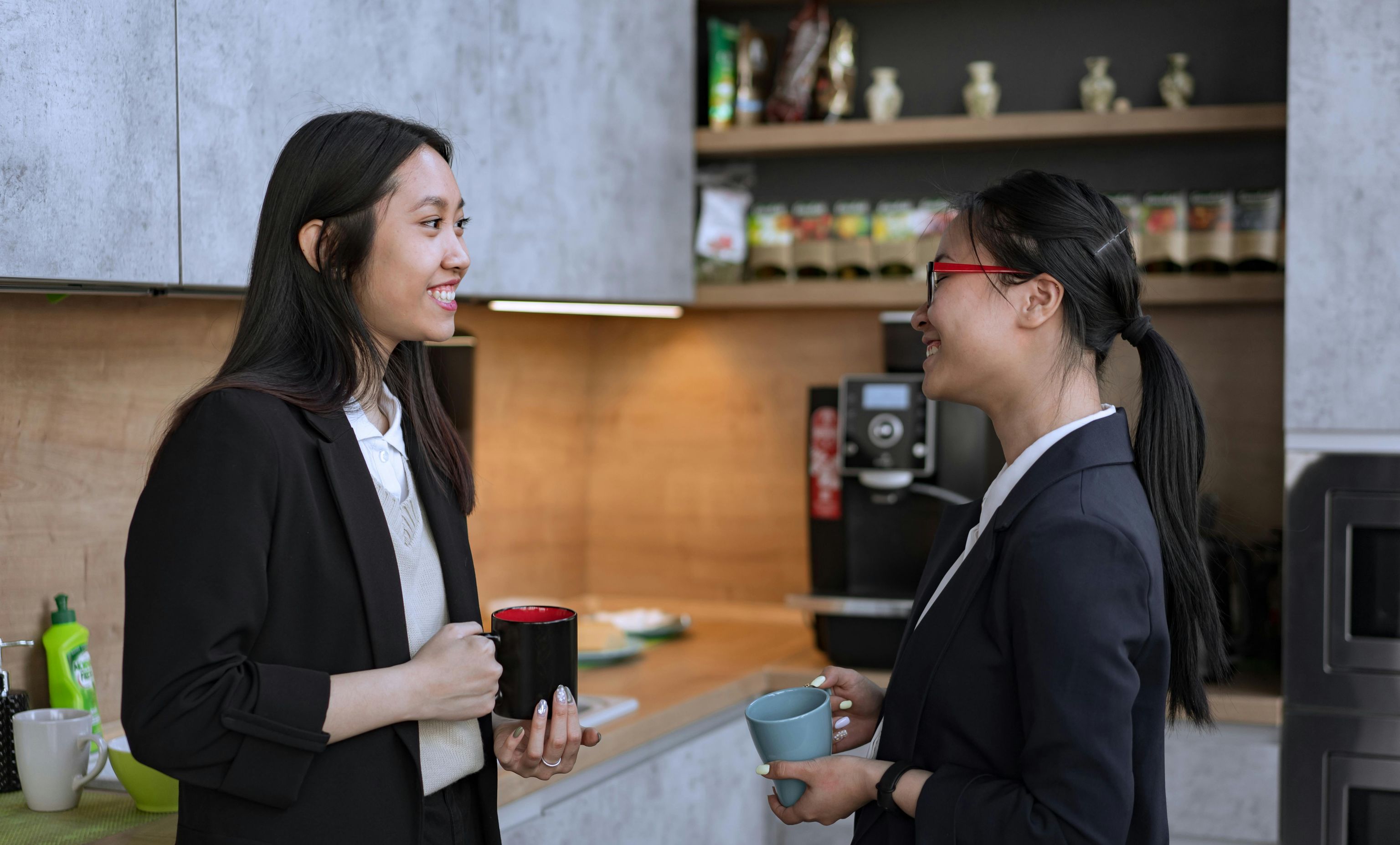 Deux personnes discutent pendant leur moment de pause